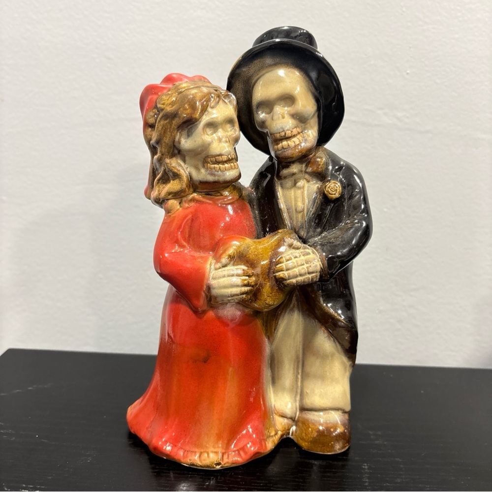Love Never Dies Skeleton Bride & Groom Figurine gothic decor